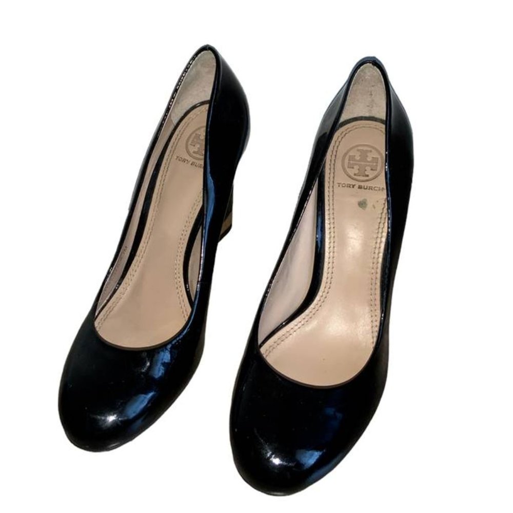 Tory Burch Astoria Black Patent Leather Gold Logo Wedge Pumps Size  7 - Picture 3 of 6